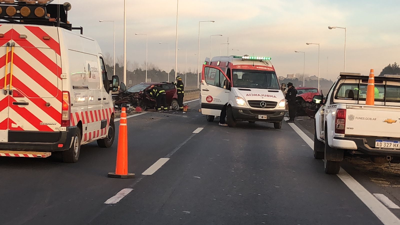 Hombre es asistido por un fuerte accidente en Autopista: el tránsito mano a Funes quedó interrumpido varios minutos